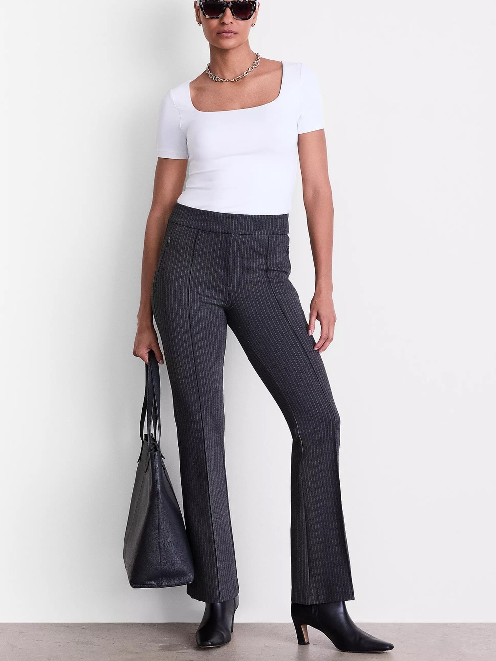 LOFT Versa Pintucked Ponte Flare Pants Pinstripe Grey Color Womens size 2